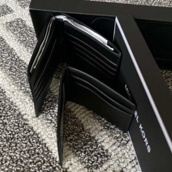 Michael Kors Boxed Signature 3 in 1 Bifold Wallet In White / Pearl Grey - Picture 8 of 16